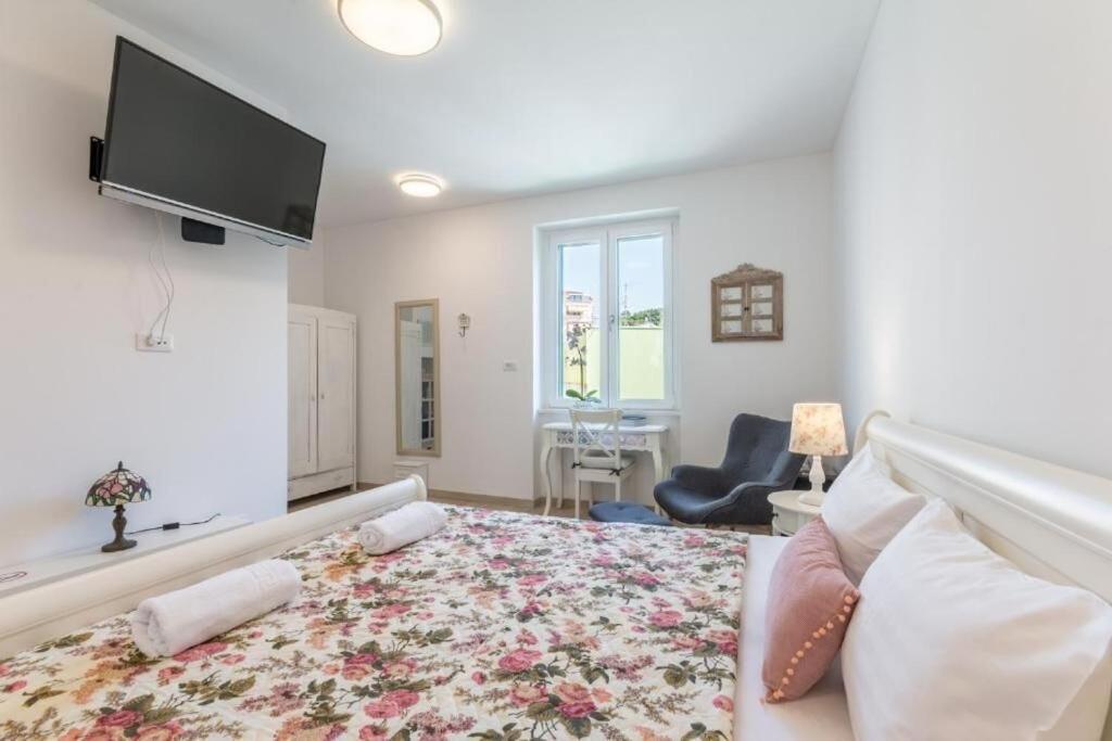 Apartments And Room Poesia Split Extérieur photo