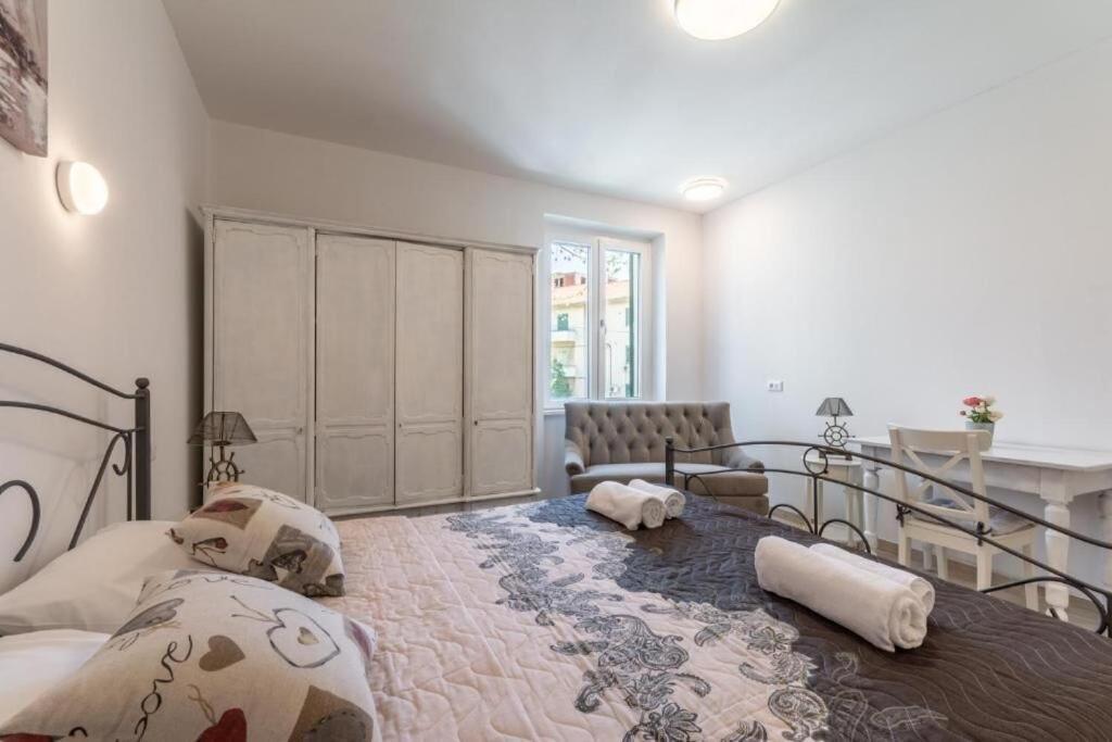 Apartments And Room Poesia Split Extérieur photo