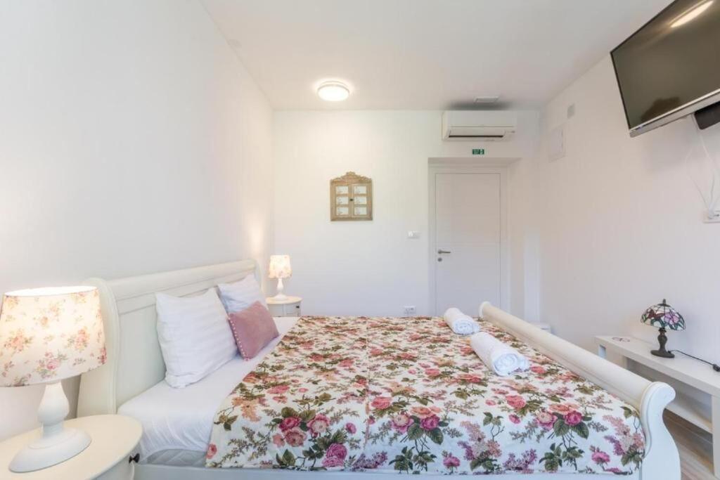 Apartments And Room Poesia Split Extérieur photo