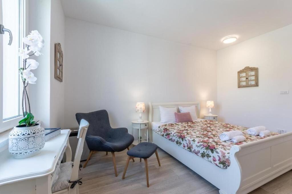 Apartments And Room Poesia Split Extérieur photo