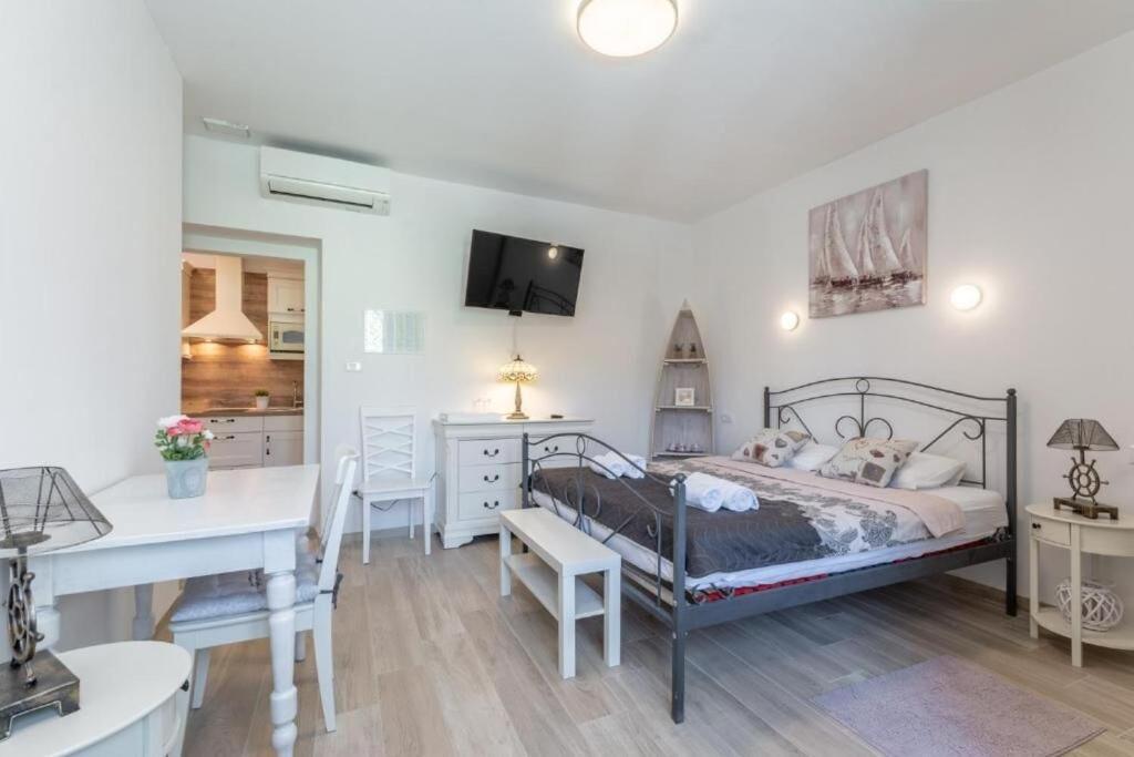 Apartments And Room Poesia Split Extérieur photo
